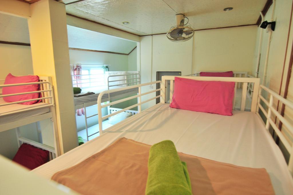 October Hostel Pulau Phi Phi Bilik gambar